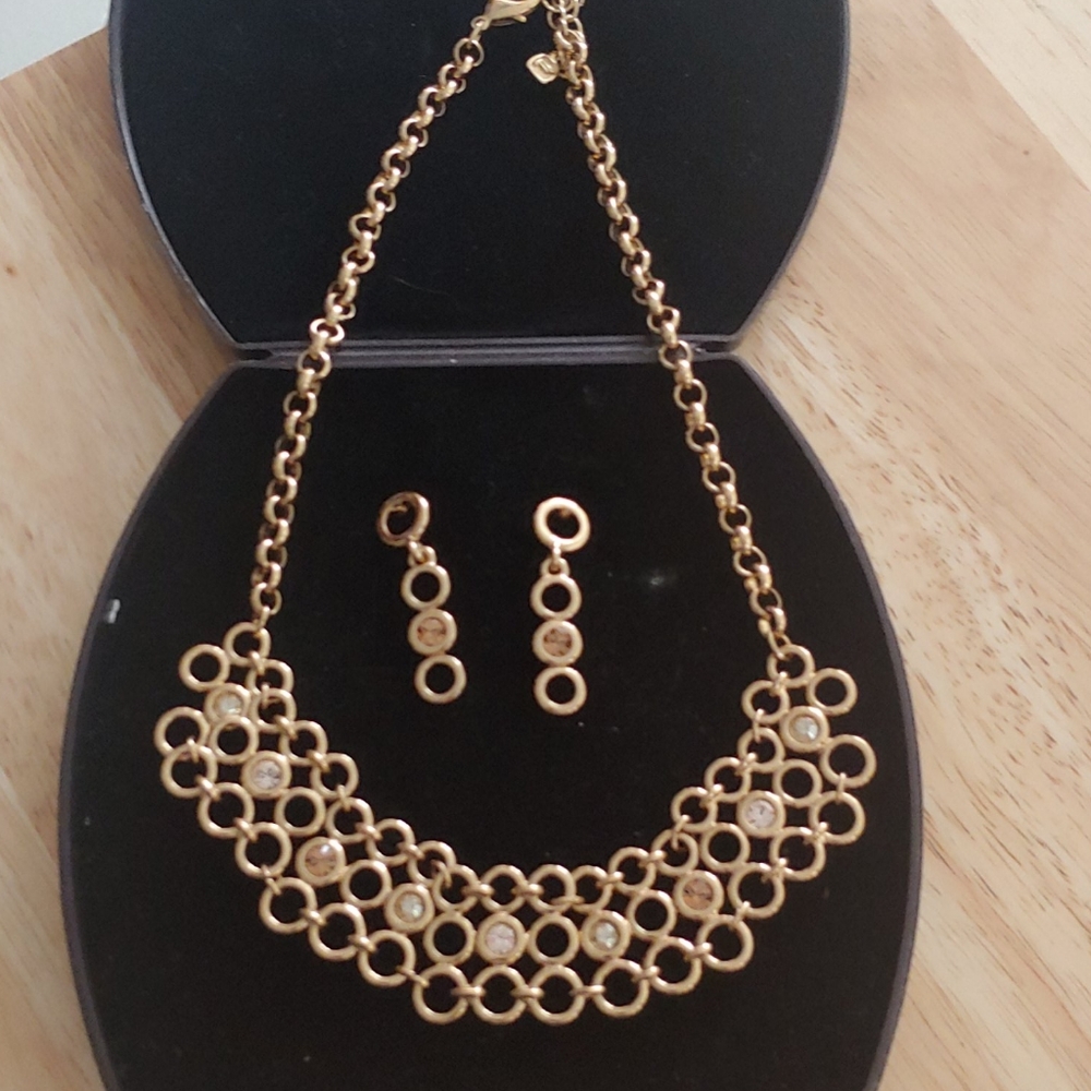 Necklace and earring set